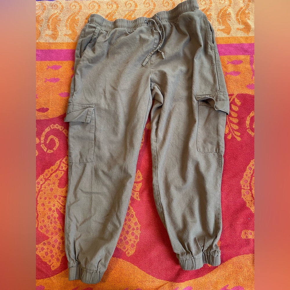 Cropped cargo pants